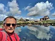 69 Selfie sul Lago Piazzotti da dove spunta il Rif. Benigni